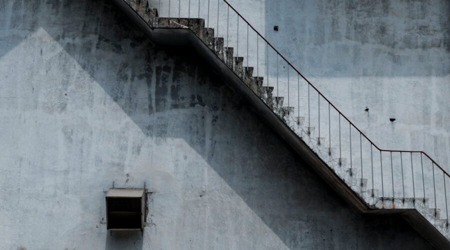découvrez le concept de diagonal, un terme essentiel en mathématiques et en design, offrant une perspective unique sur la géométrie et l'esthétique. explorez comment les lignes diagonales influencent la composition visuelle et la structure dans divers domaines.