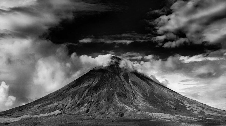 découvrez les paysages saisissants des terrains volcaniques, où la puissance de la nature se manifeste à travers des formations rocheuses uniques, des cratères majestueux et une biodiversité fascinante. plongez dans l'exploration de ces zones géologiques remarquables, entre aventure et beauté sauvage.