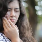 découvrez comment détecter rapidement les douleurs dentaires, les symptômes à surveiller et les solutions efficaces pour un soulagement rapide et durable.