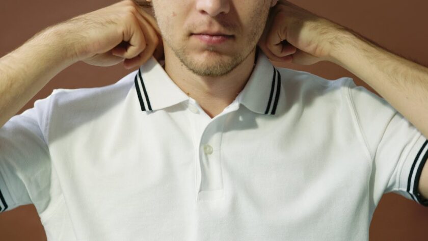 découvrez comment ajuster correctement un collier de cheval pour assurer confort et sécurité à votre animal lors de l’attelage ou du travail. conseils et étapes faciles pour un ajustement optimal.