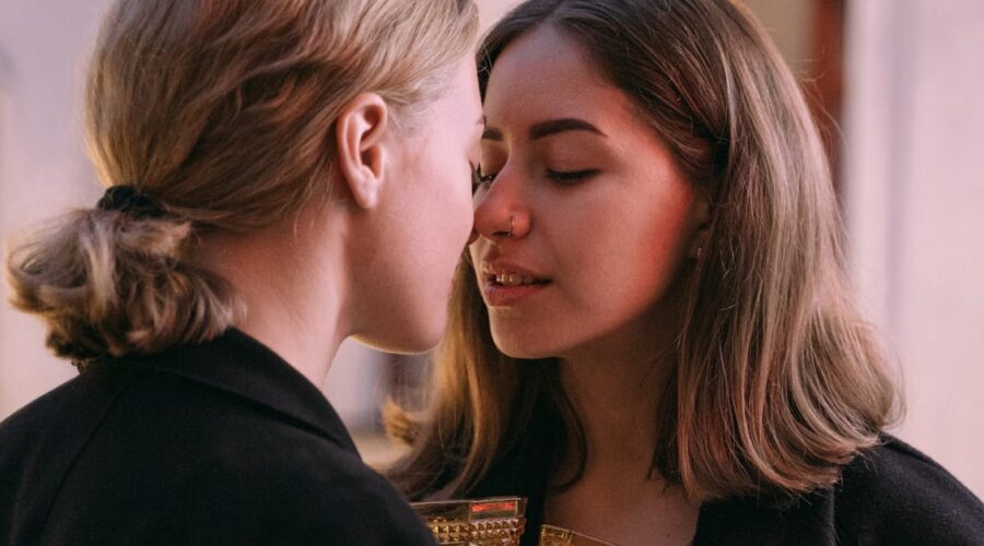 découvrez les meilleurs sites de rencontres lesbiennes pour trouver l'amour, une relation sérieuse ou des amitiés authentiques. comparez les plateformes, leurs fonctionnalités et choisissez celle qui vous correspond le mieux.