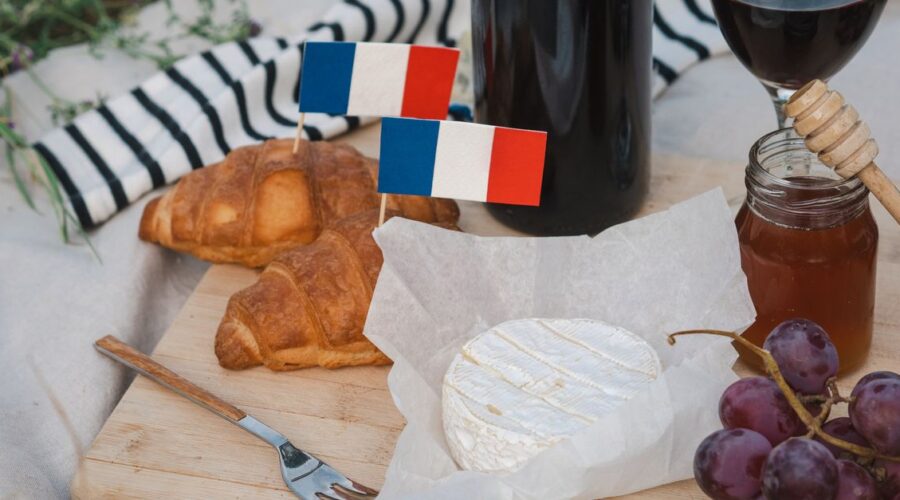 découvrez la richesse de la gastronomie française, ses saveurs authentiques, ses recettes traditionnelles et ses spécialités régionales incontournables.
