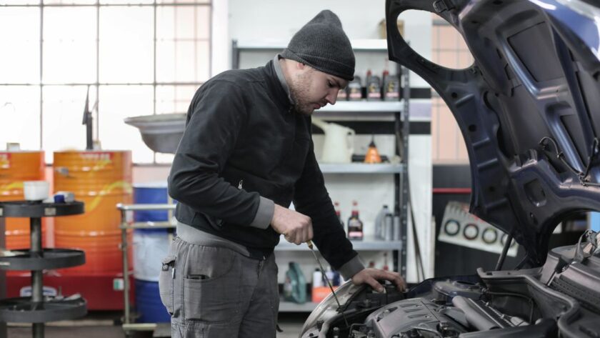 découvrez nos services complets de maintenance automobile et d'assurance pour protéger et entretenir votre véhicule en toute sérénité.